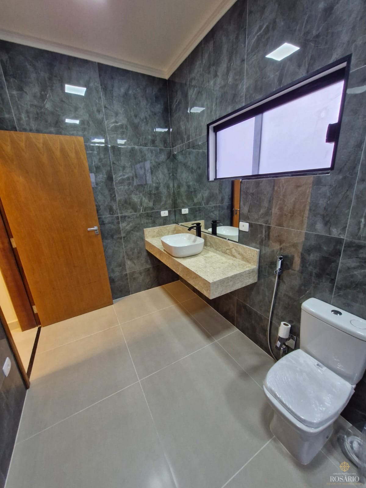 Casa de alto padrão em condomínio regiao central