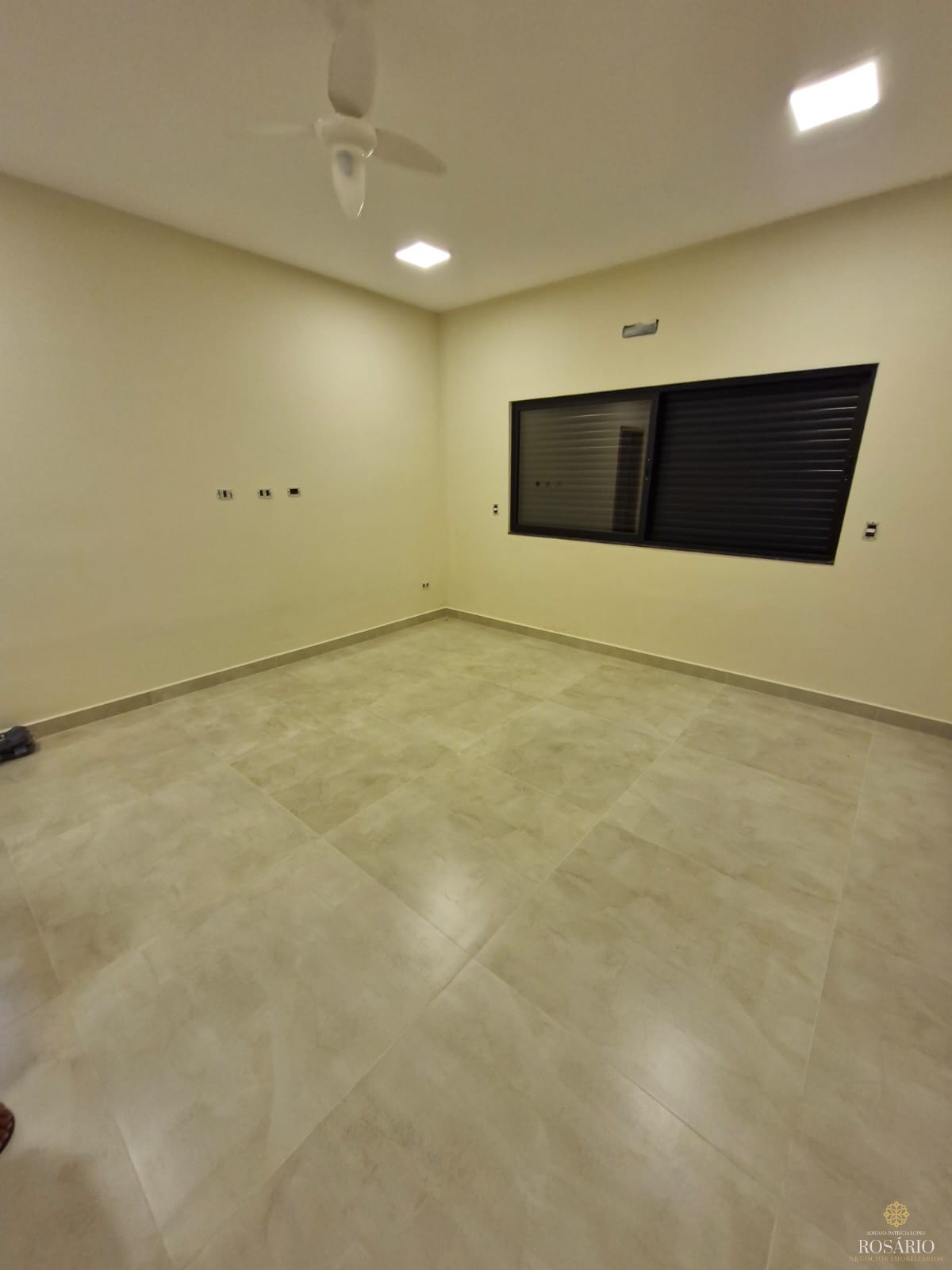 Casa de alto padrão em condomínio regiao central