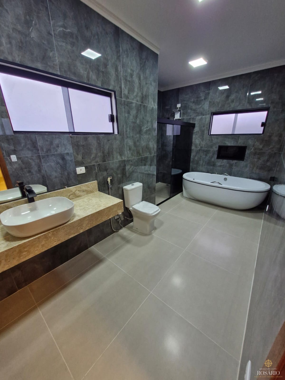 Casa de alto padrão em condomínio regiao central