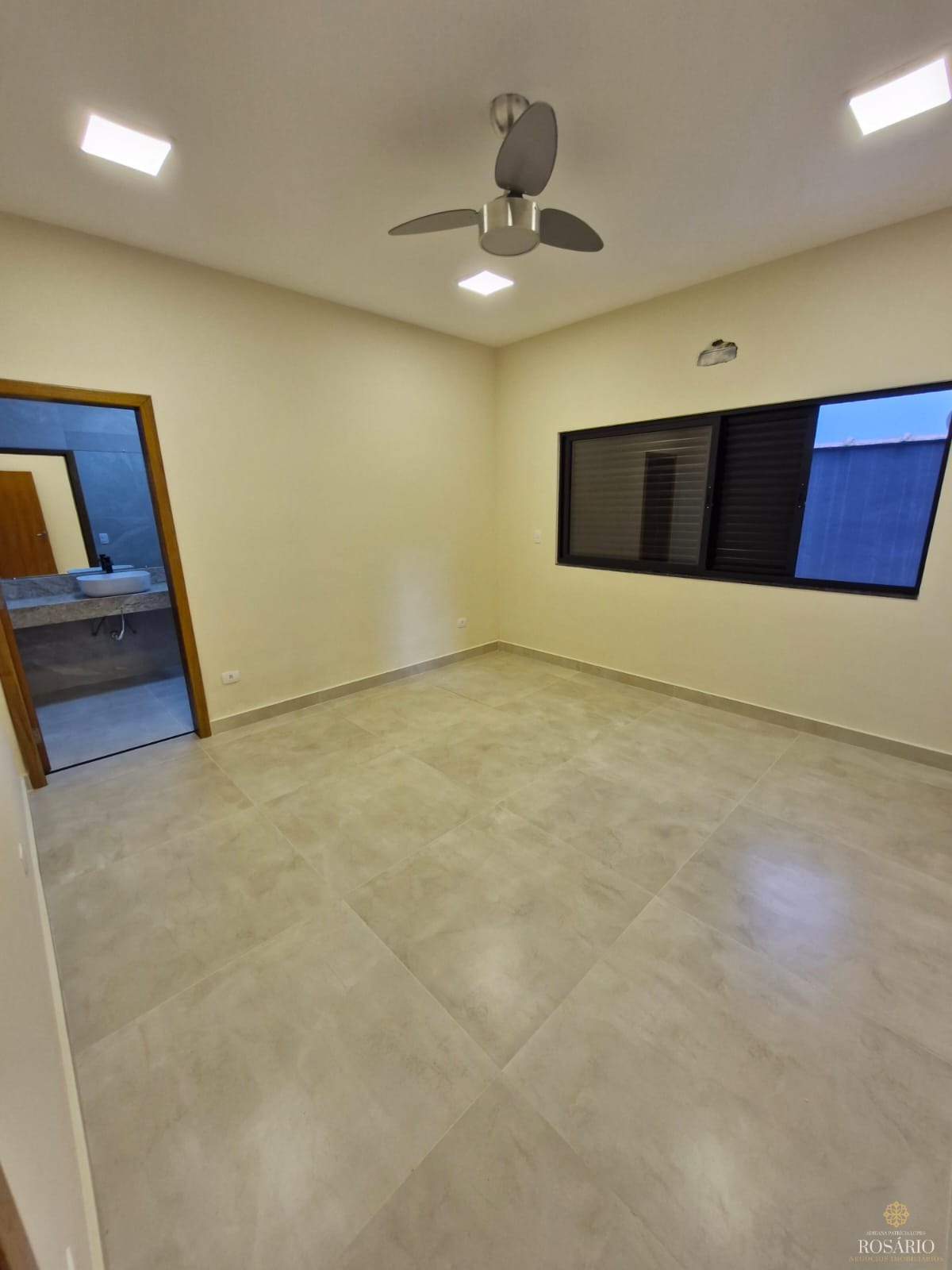 Casa de alto padrão em condomínio regiao central