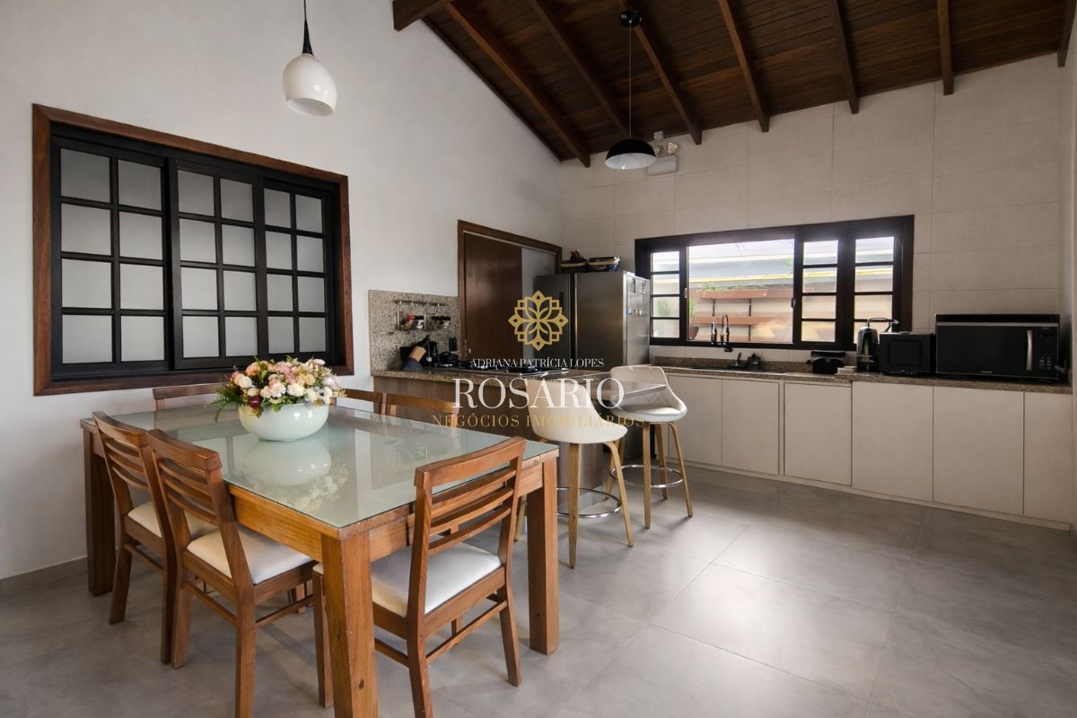 Casa impecável com piscina e 2 dormitórios edícula. Seu refú