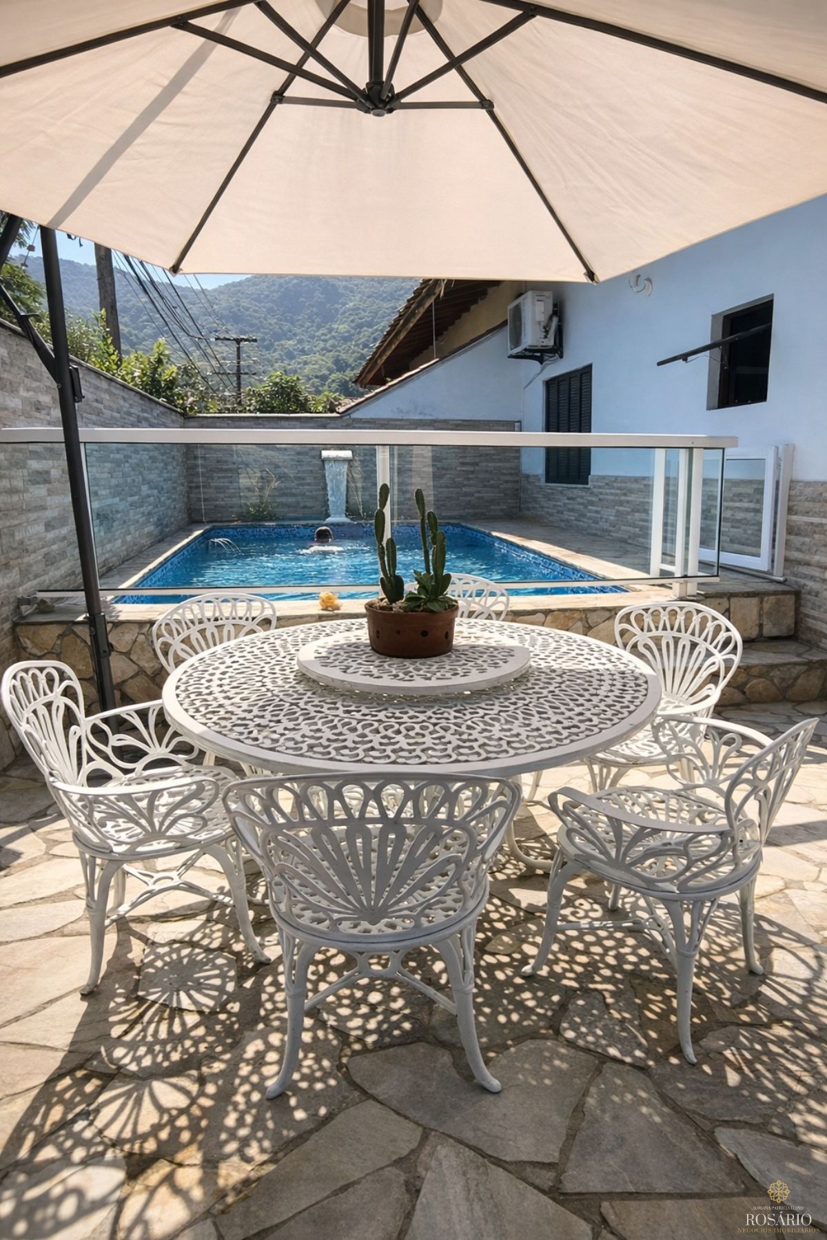 Casa impecável com piscina e 2 dormitórios edícula. Seu refú