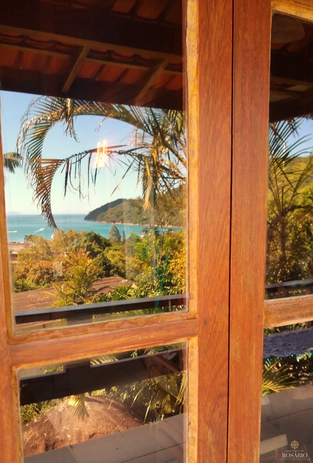 Casa na praia da enseada com belíssima vista mar.