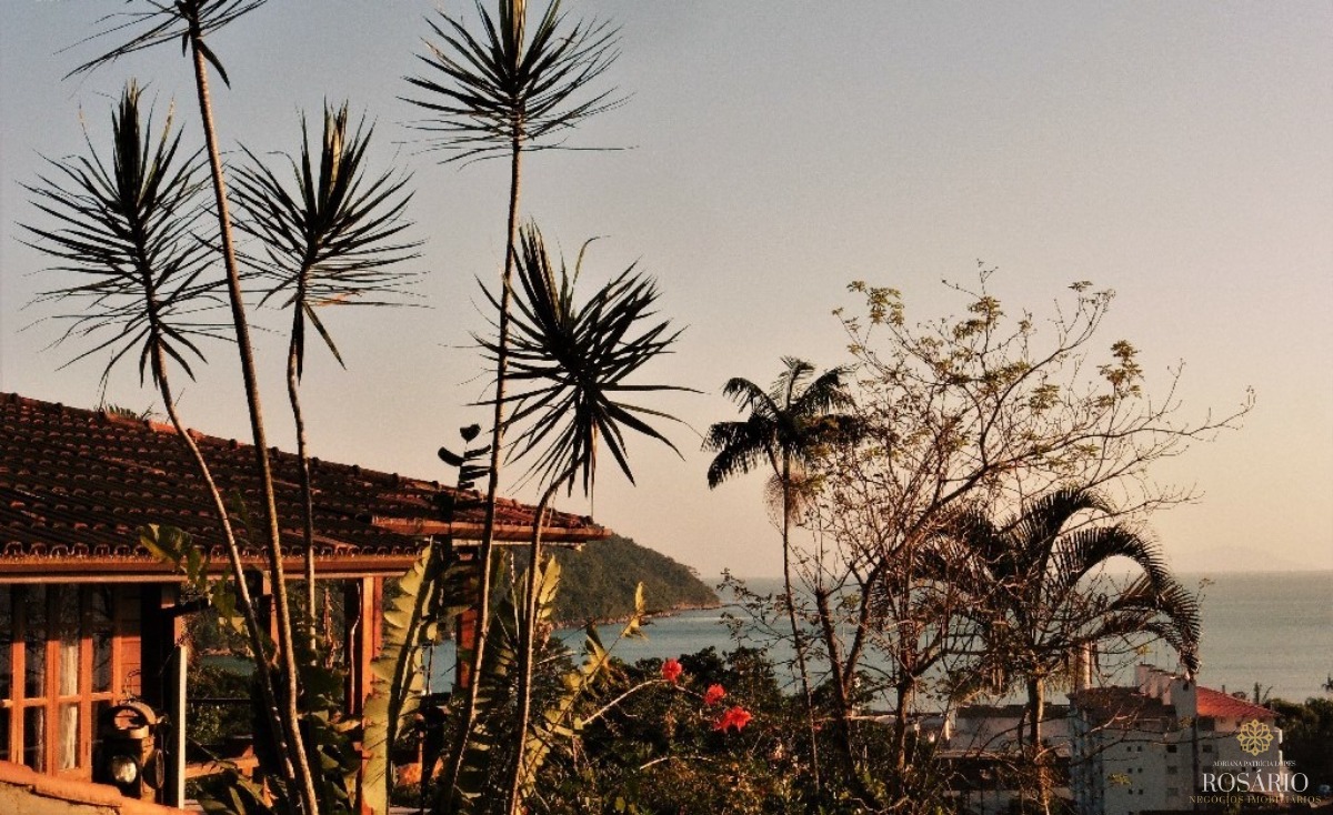 Casa na praia da enseada com belíssima vista mar.