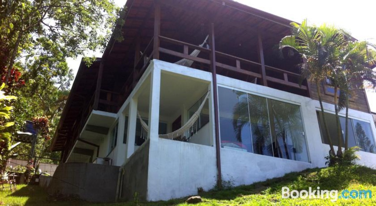 Casa na praia da enseada com belíssima vista mar.