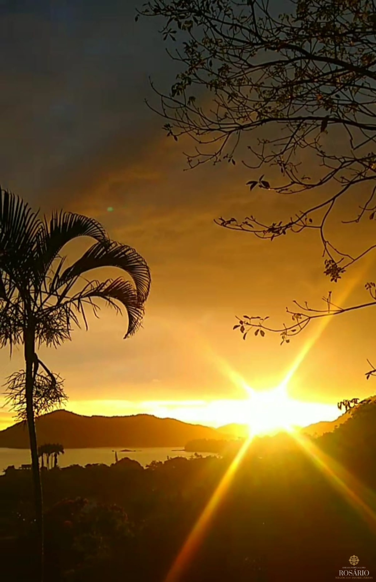 Casa na praia da enseada com belíssima vista mar.