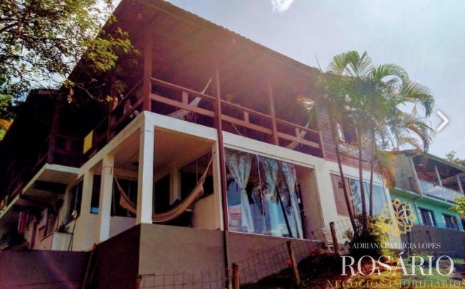 Casa na praia da enseada com belíssima vista mar.