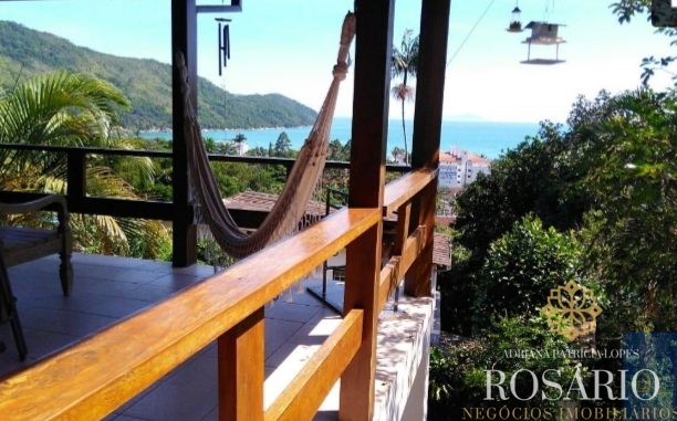 Casa na praia da enseada com belíssima vista mar.