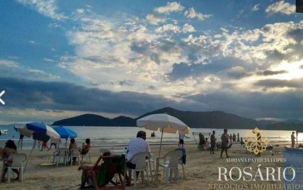 Casa na praia da enseada com belíssima vista mar.