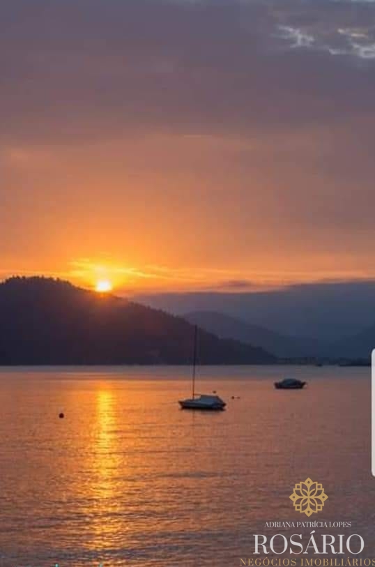 Sobrado na praia da enseada com vista panorâmica para o mar
