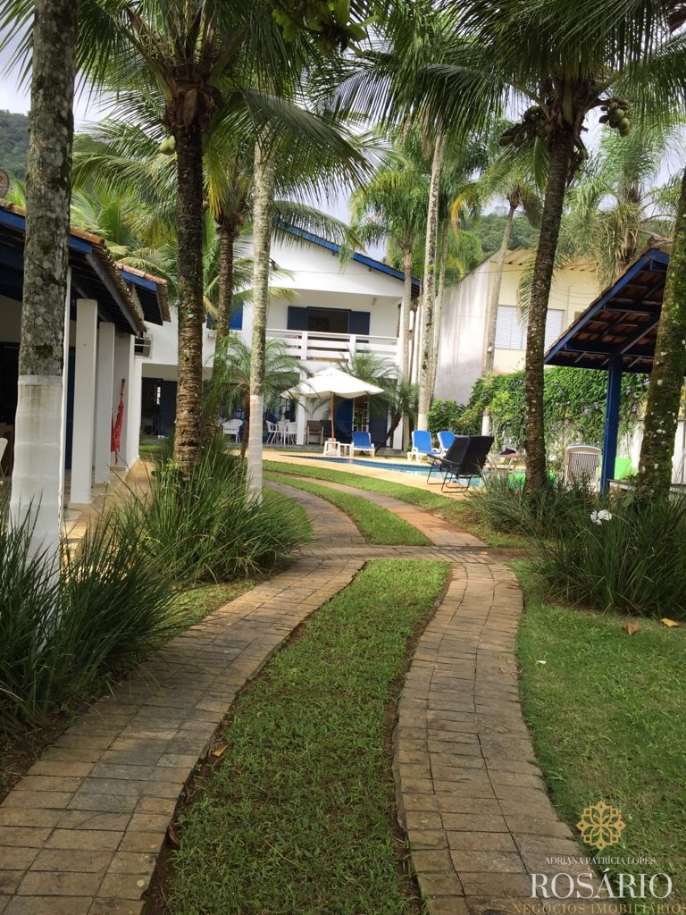 Área frente mar na praia da enseada à venda com casas constr