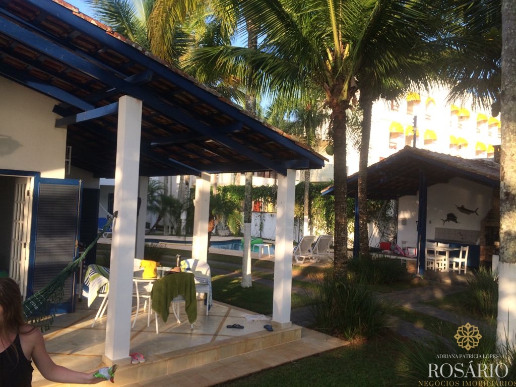 Área frente mar na praia da enseada à venda com casas constr