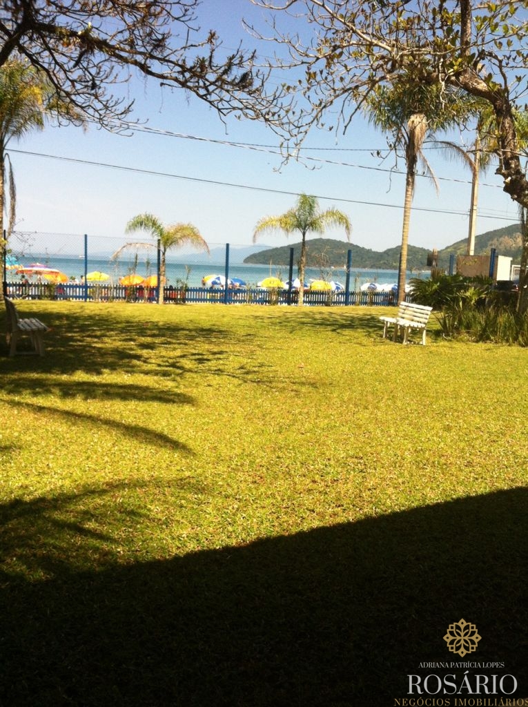Área frente mar na praia da enseada à venda com casas constr