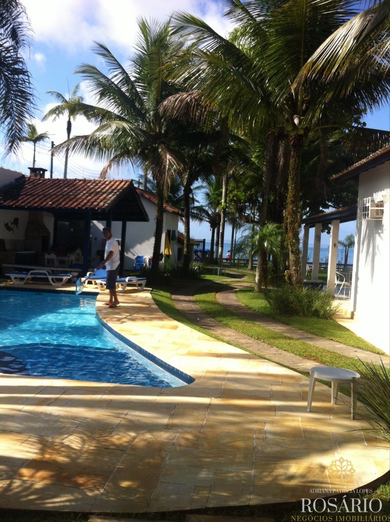 Área frente mar na praia da enseada à venda com casas constr