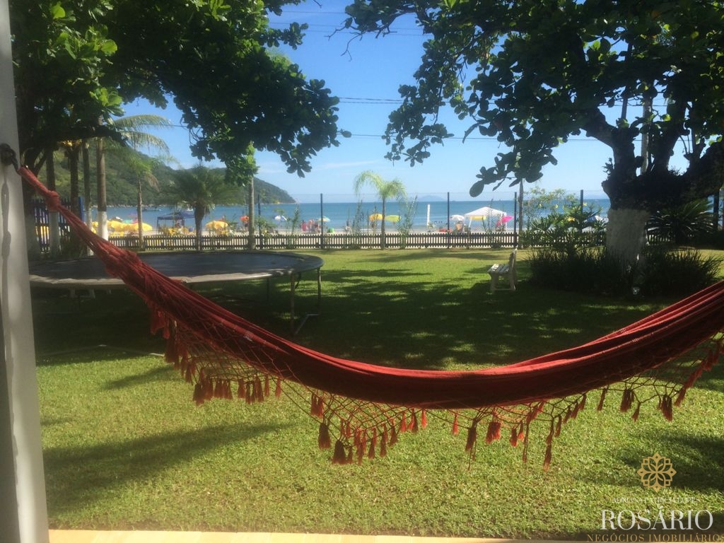 Área frente mar na praia da enseada à venda com casas constr