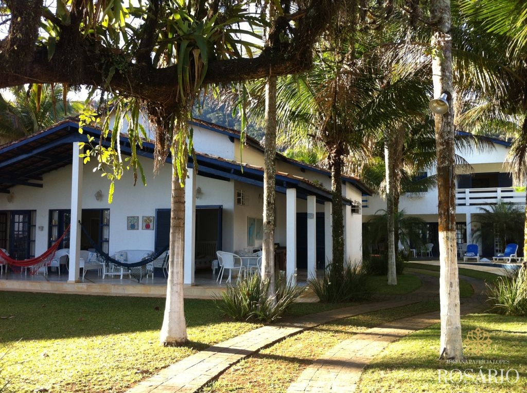 Área frente mar na praia da enseada à venda com casas constr