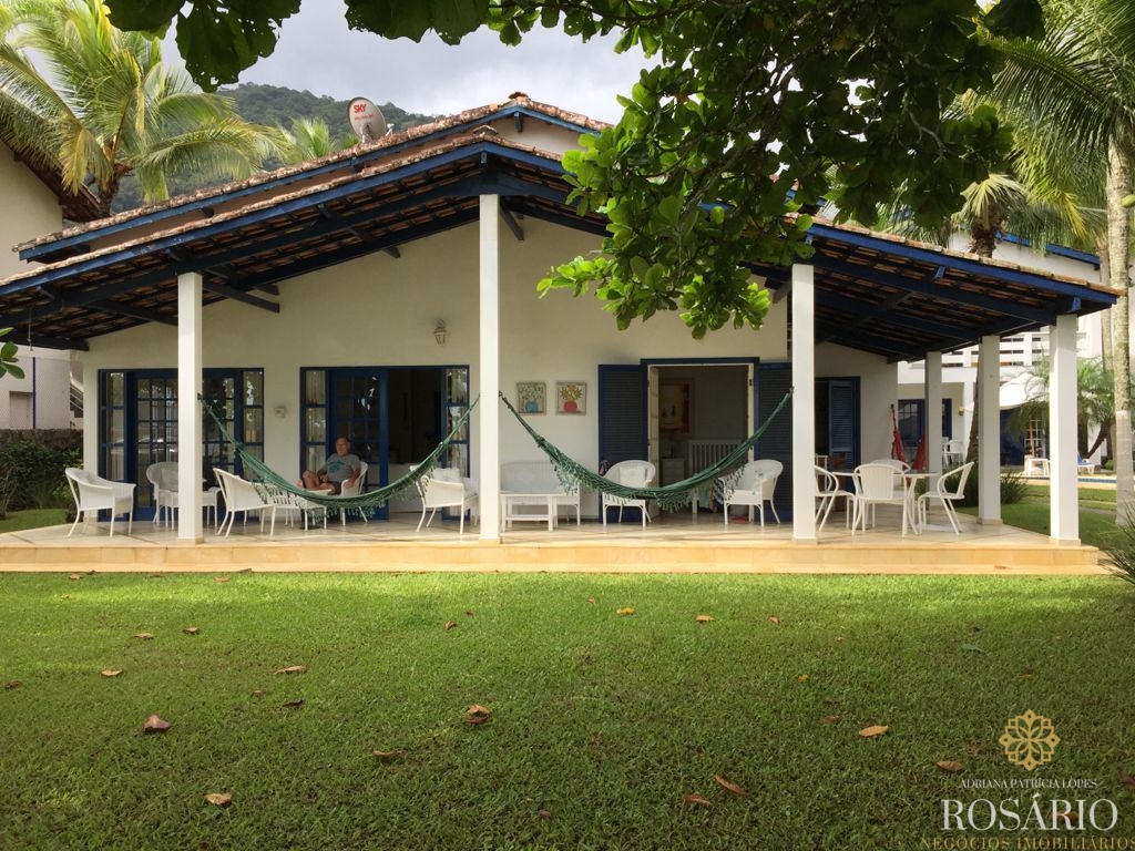 Área frente mar na praia da enseada à venda com casas constr