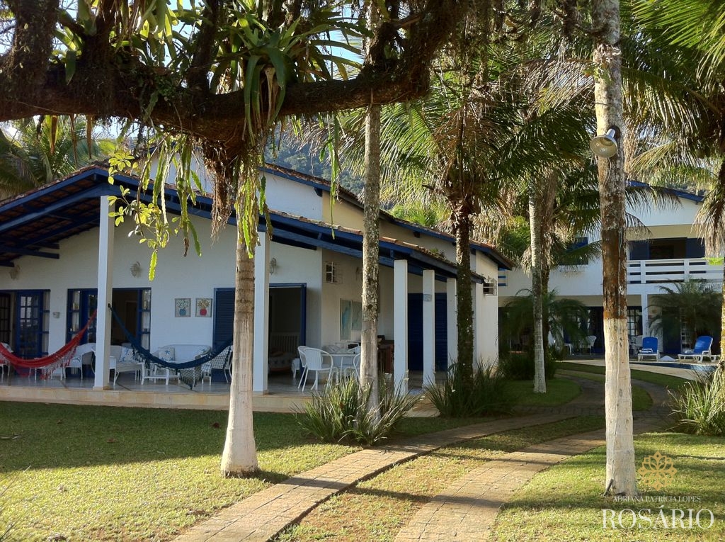 Área frente mar na praia da enseada à venda com casas constr