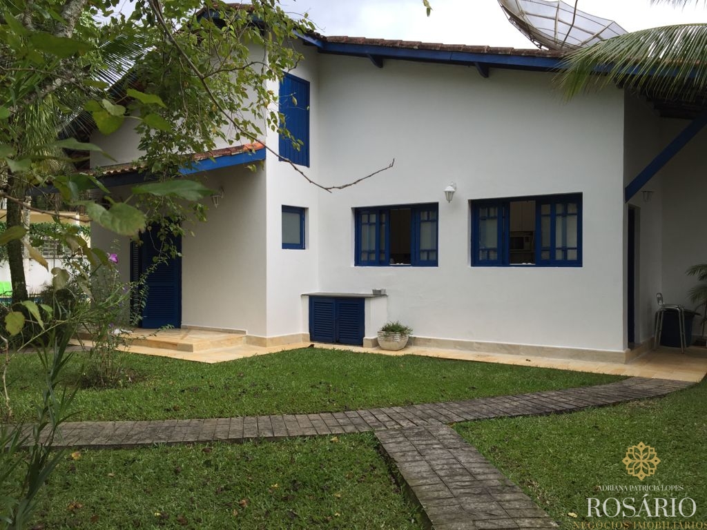 Área frente mar na praia da enseada à venda com casas constr