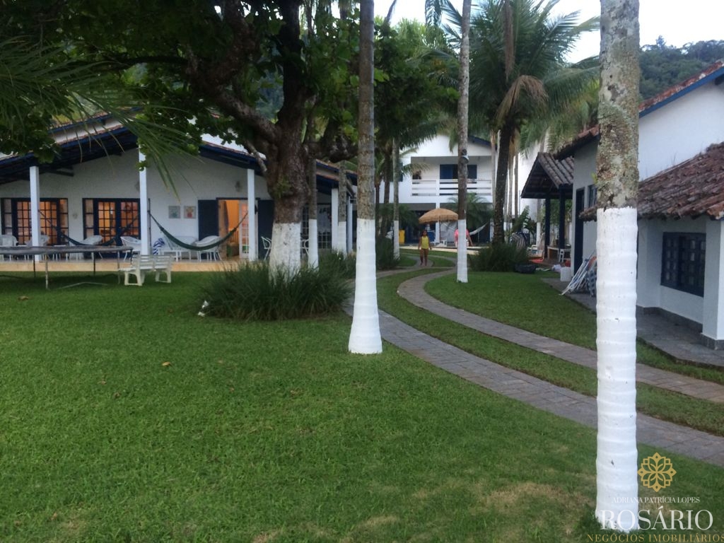 Área frente mar na praia da enseada à venda com casas constr