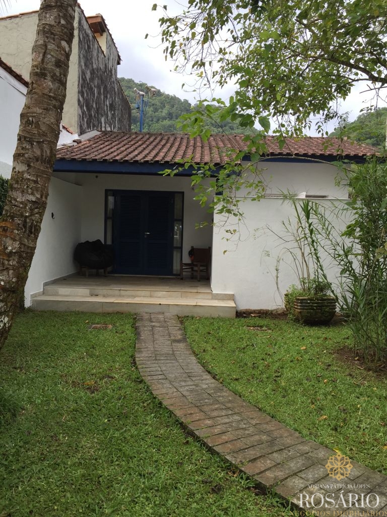 Área frente mar na praia da enseada à venda com casas constr