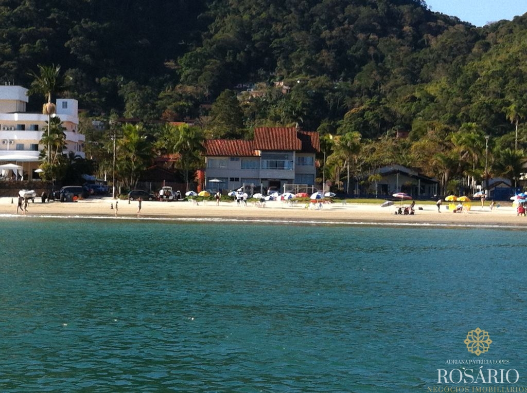 Área frente mar na praia da enseada à venda com casas constr