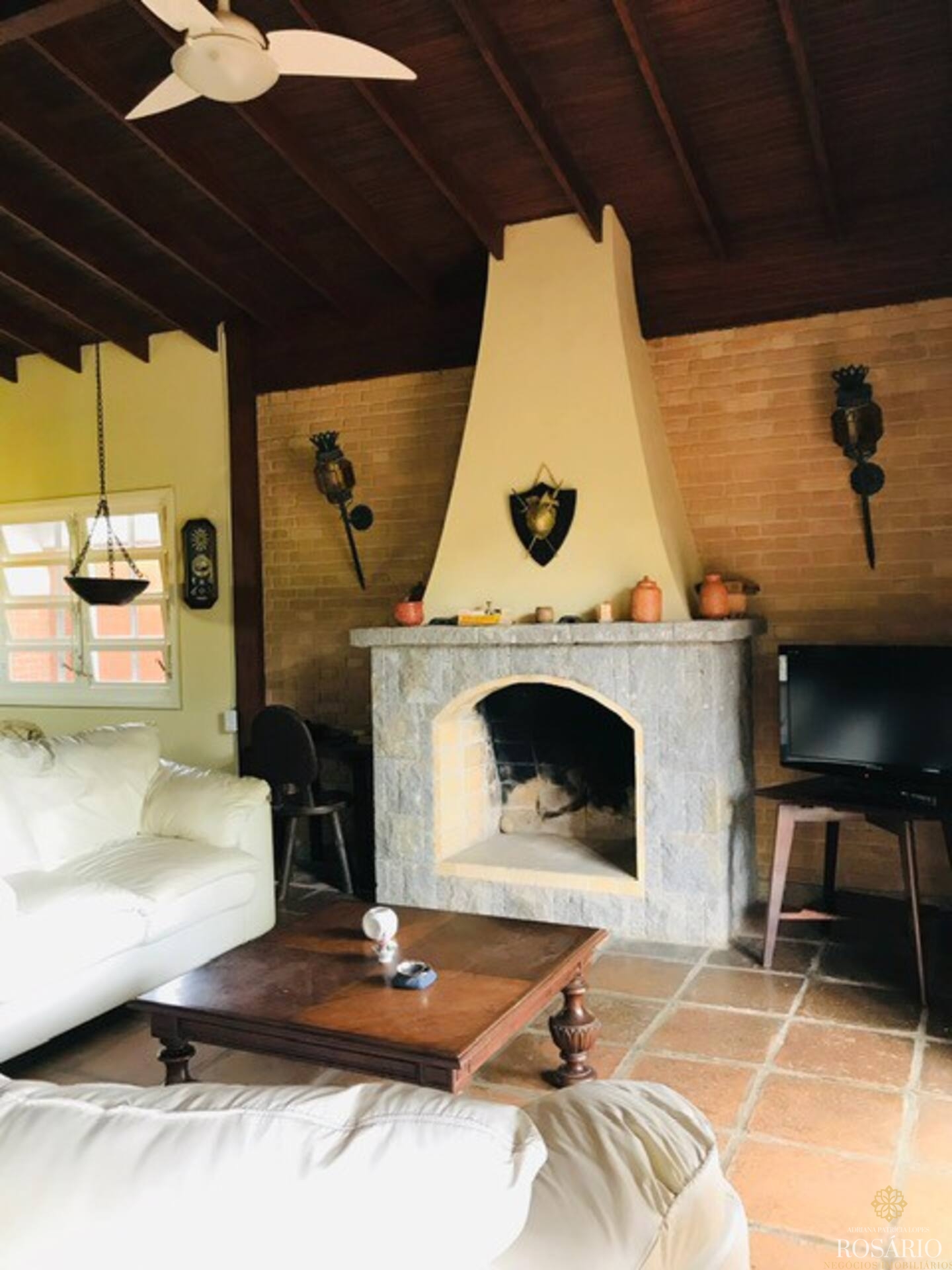 Excelente Casa Dentro de Condomínio Fechado!