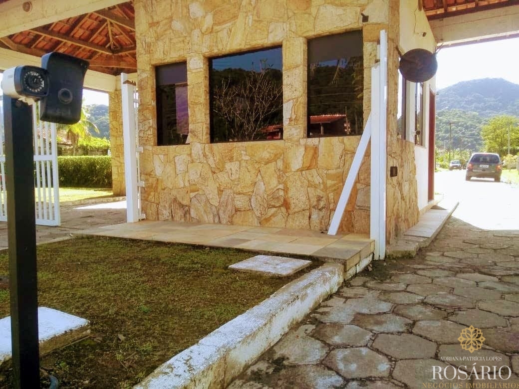 Excelente casa dentro de condomínio fechado.