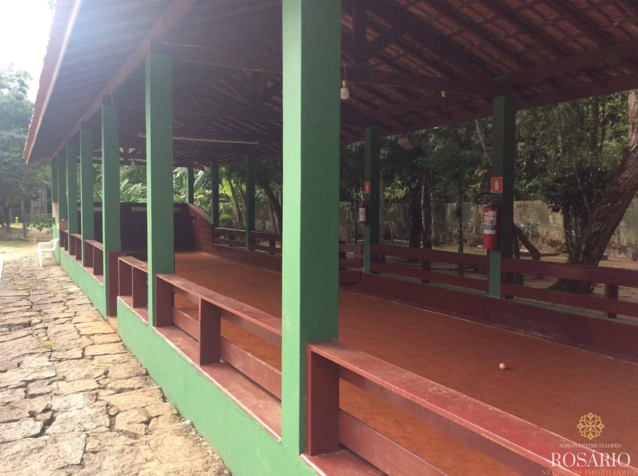 Excelente casa dentro de condomínio fechado.