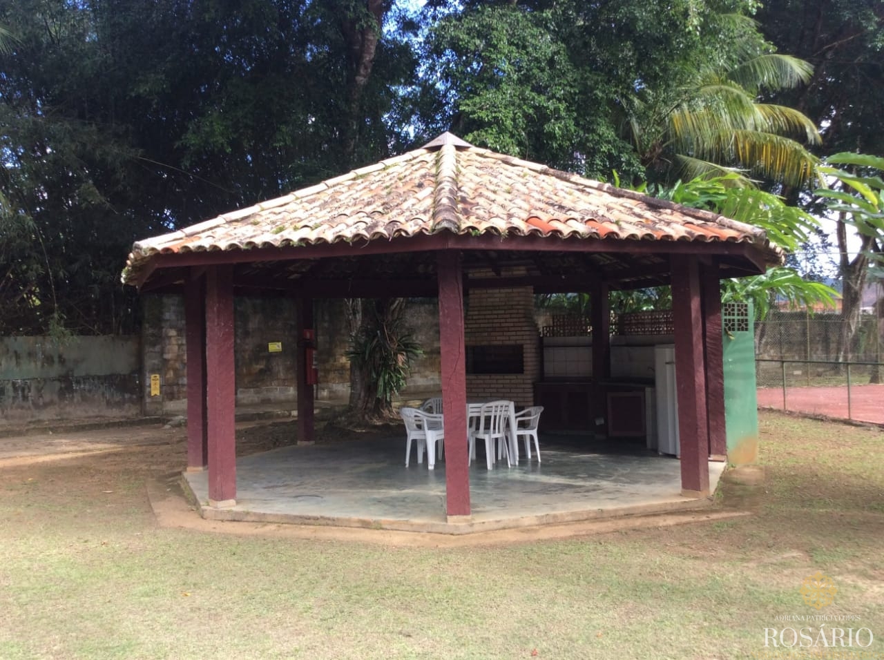 Excelente casa dentro de condomínio fechado.