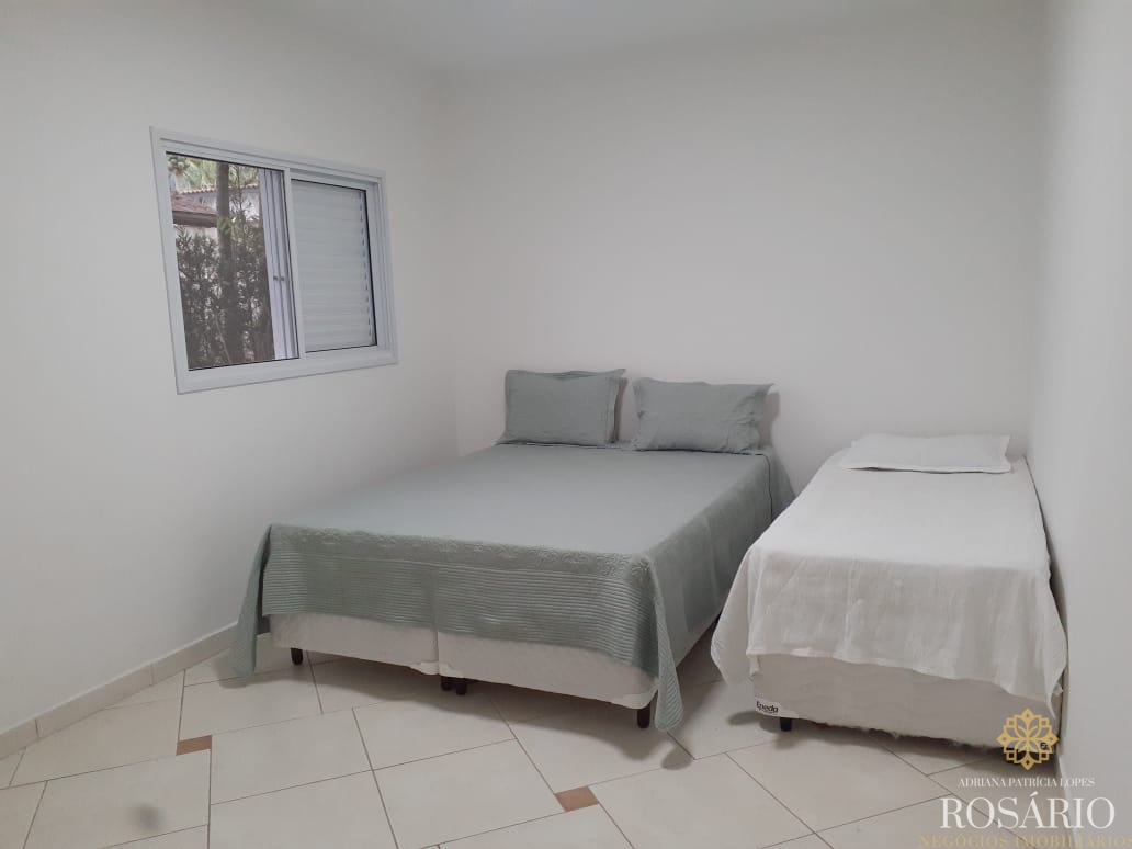 Excelente casa dentro de condomínio fechado.