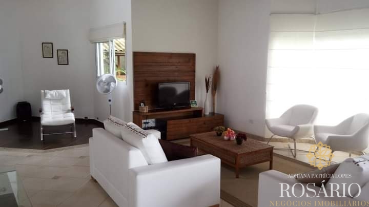 Excelente casa dentro de condomínio fechado.