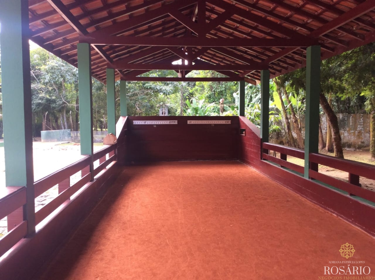 Excelente casa dentro de condomínio fechado.