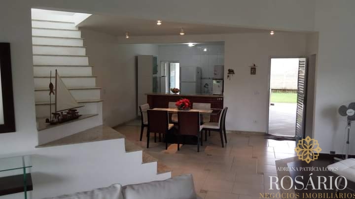 Excelente casa dentro de condomínio fechado.