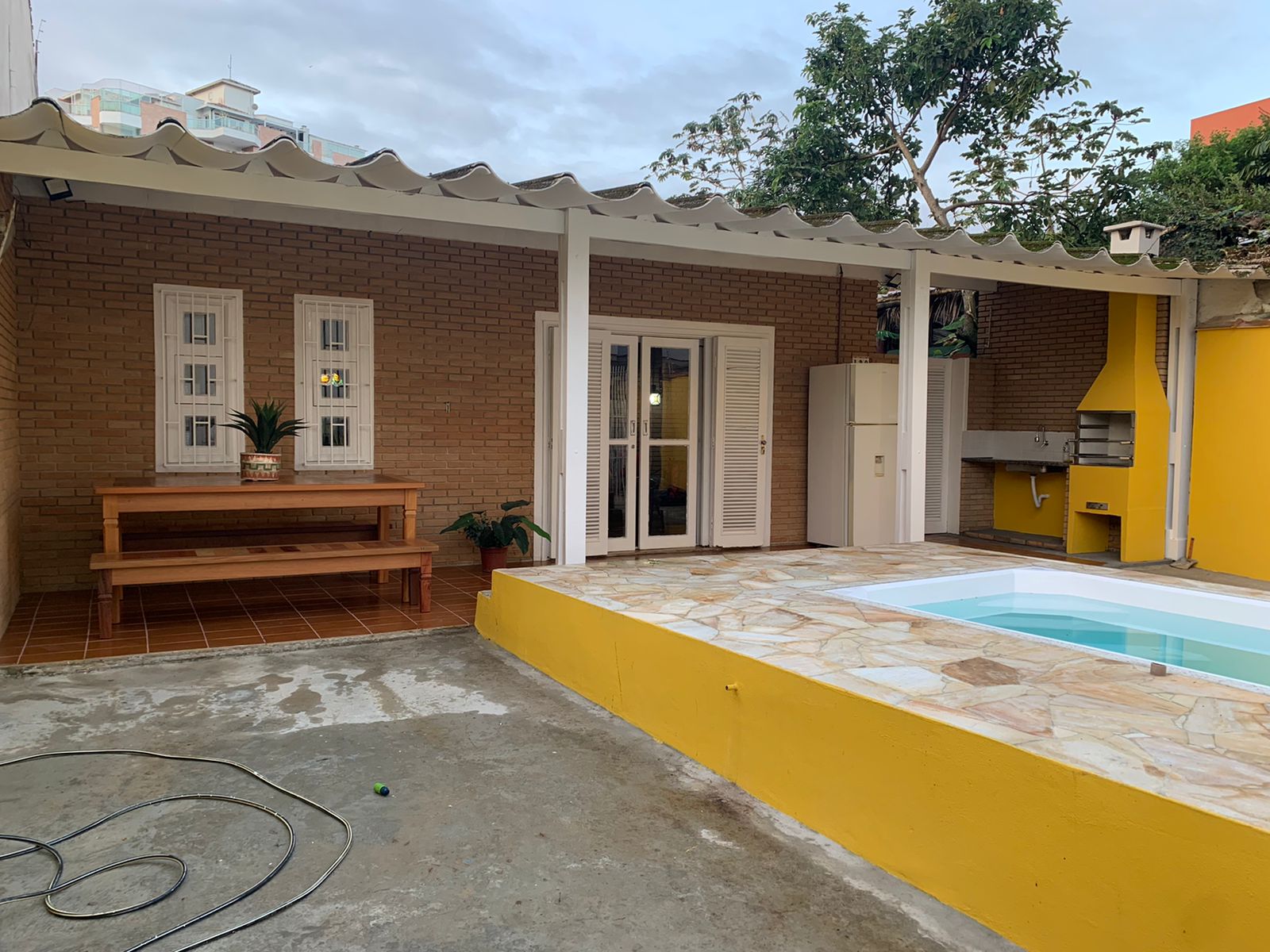 Casa com piscina no itaguá.