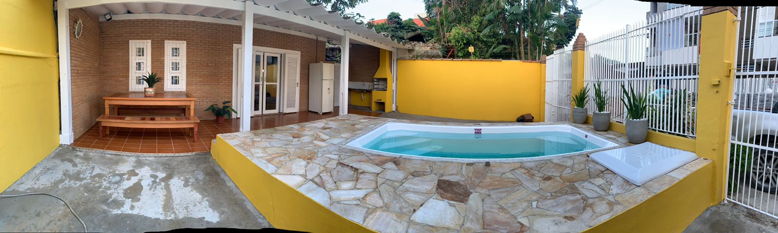 Casa com piscina no itaguá.