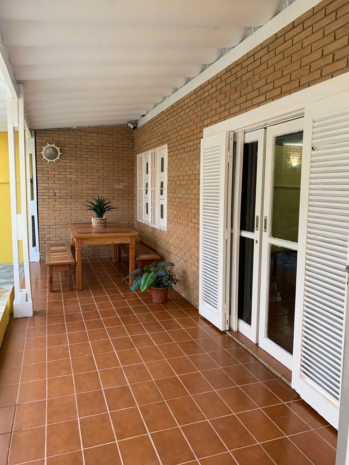 Casa com piscina no itaguá.