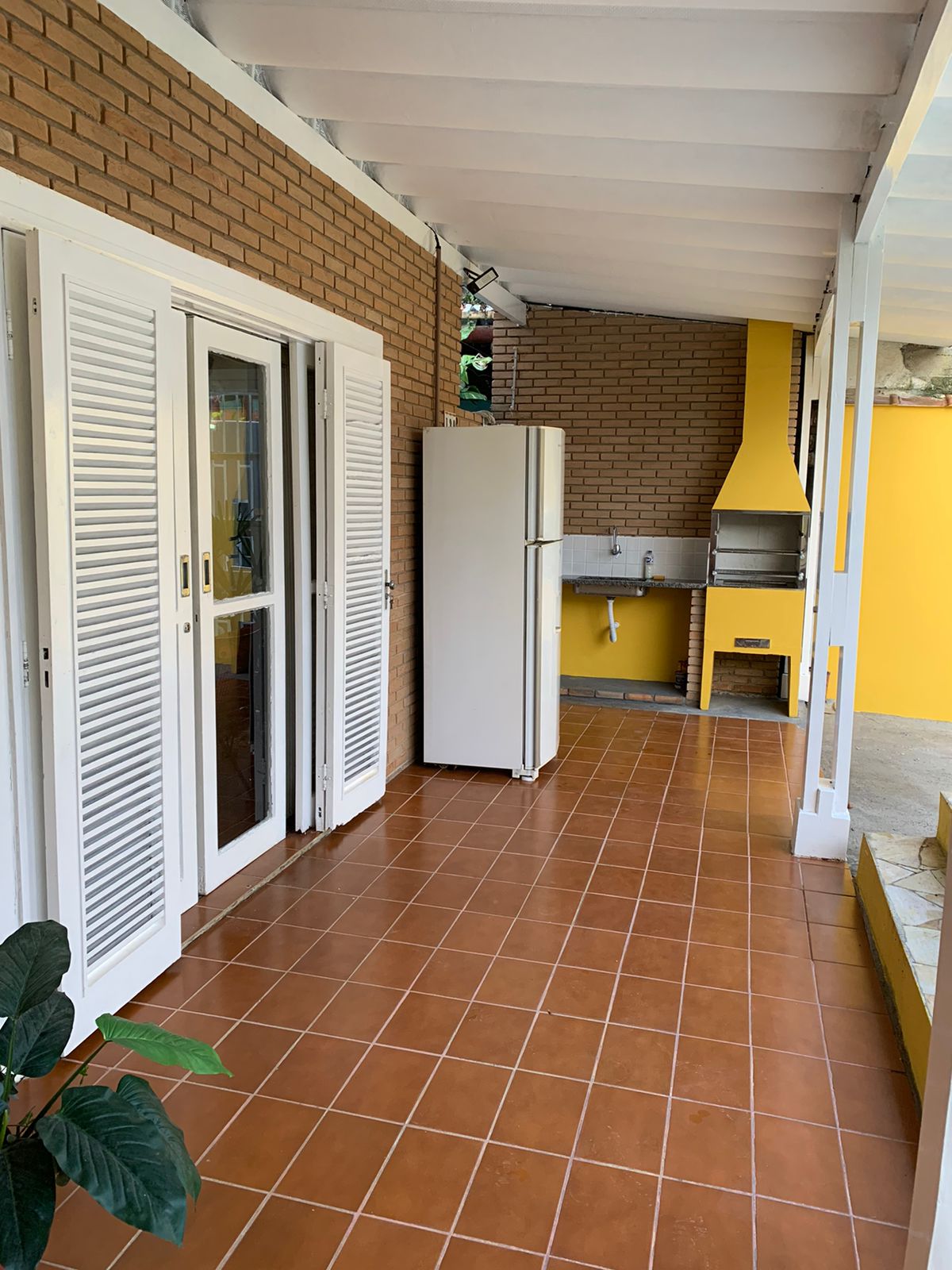 Casa com piscina no itaguá.