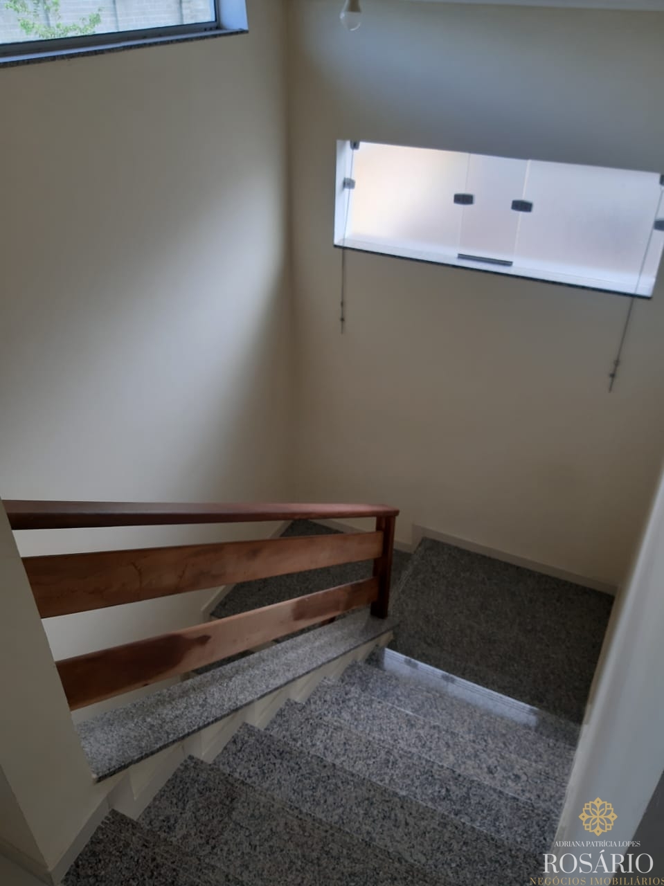 Casa dentro de condominio fechado.