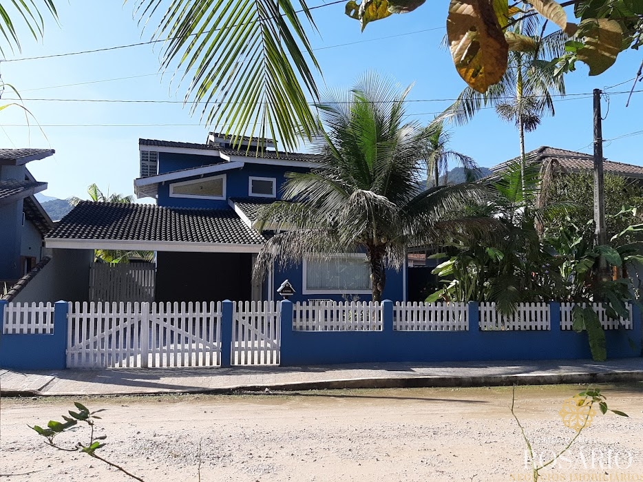 Casa dentro de condominio fechado.