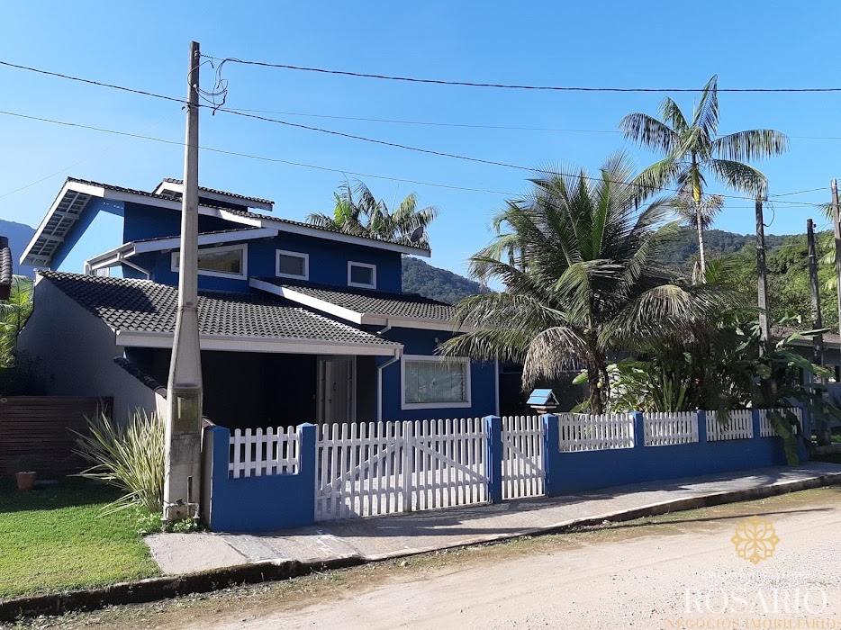 Casa dentro de condominio fechado.