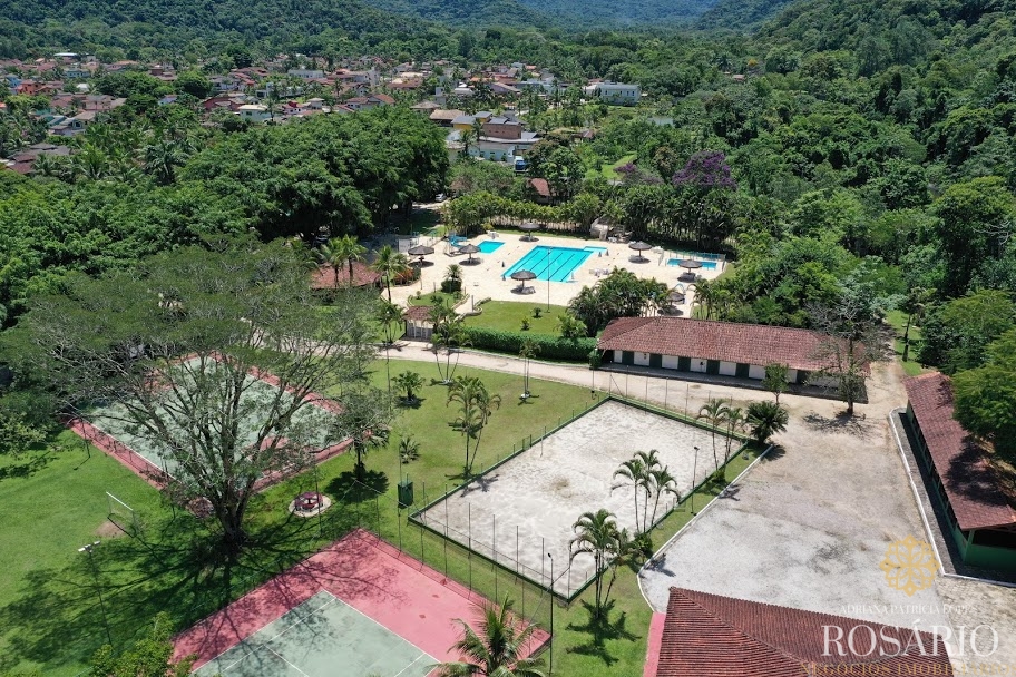 Casa dentro de condominio fechado.