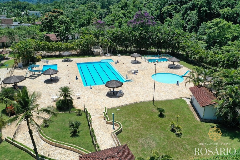 Casa dentro de condominio fechado.