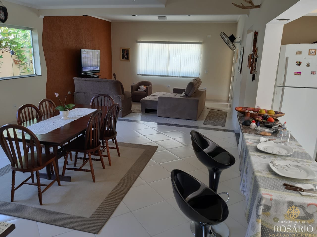 Casa dentro de condominio fechado.