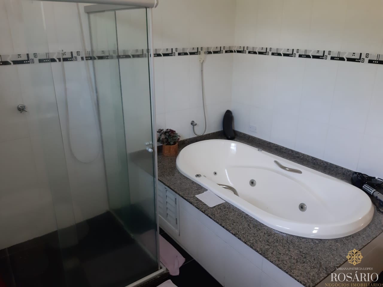 Casa dentro de condominio fechado.