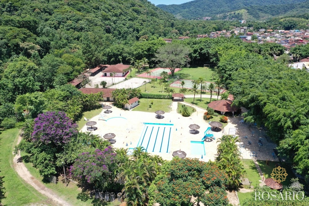 Casa dentro de condominio fechado.