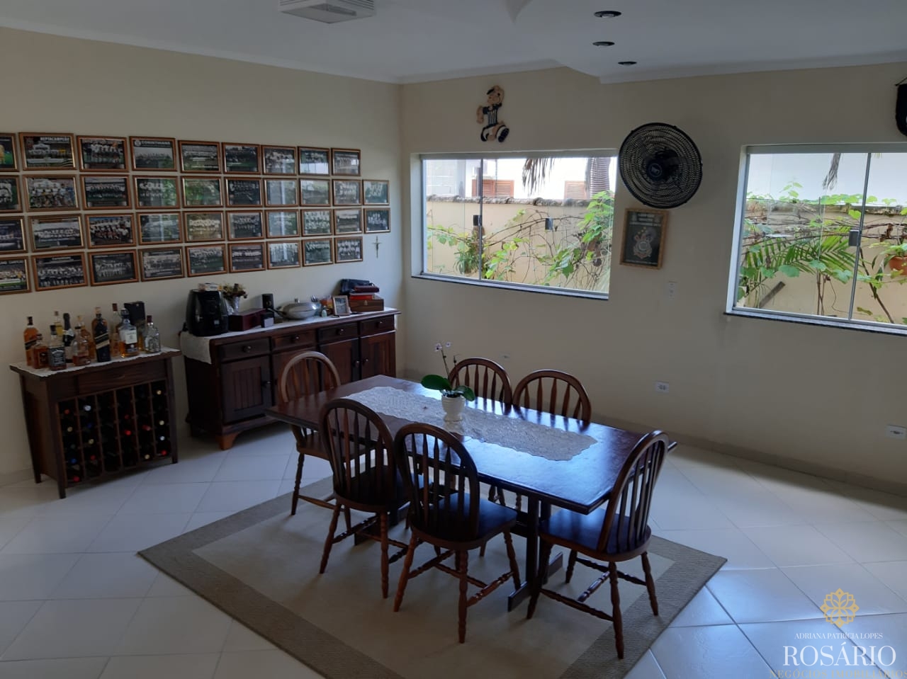 Casa dentro de condominio fechado.