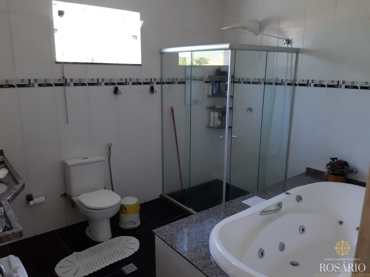 Casa dentro de condominio fechado.