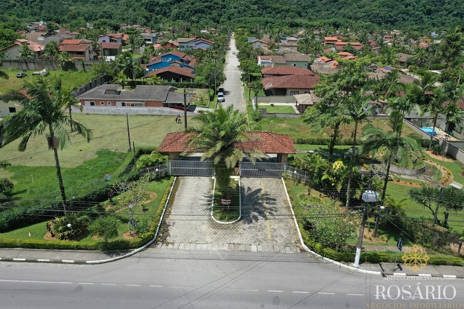 Casa dentro de condominio fechado.