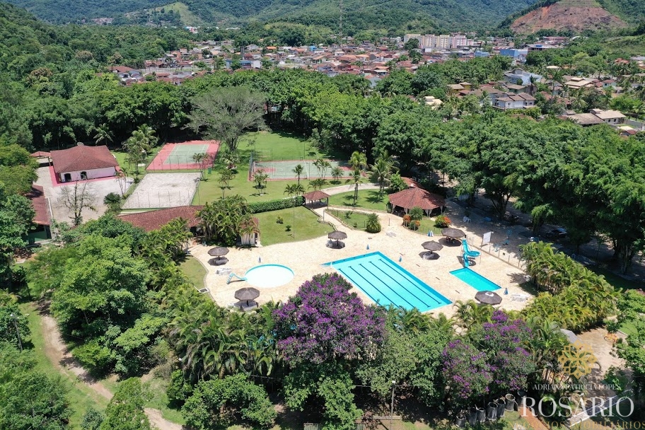 Casa dentro de condominio fechado.
